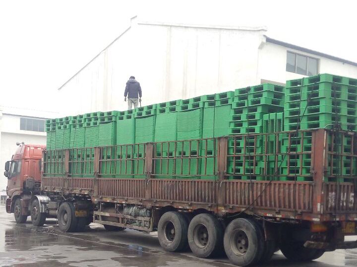 冒雨裝車(chē)，綠色托盤(pán)墊板裝車(chē)發(fā)走